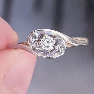 14K solid gold diamond trilogy ring